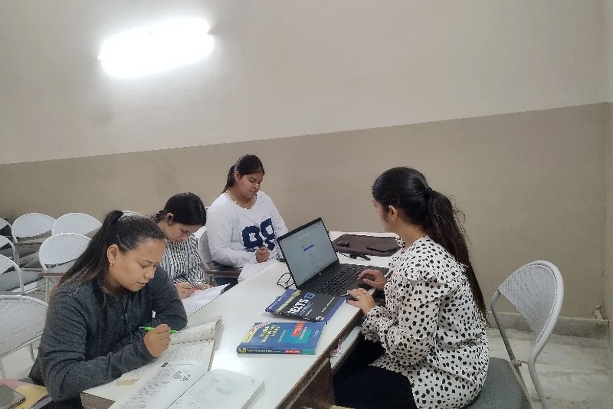 Students working independently and together during a Rosemounts learning session