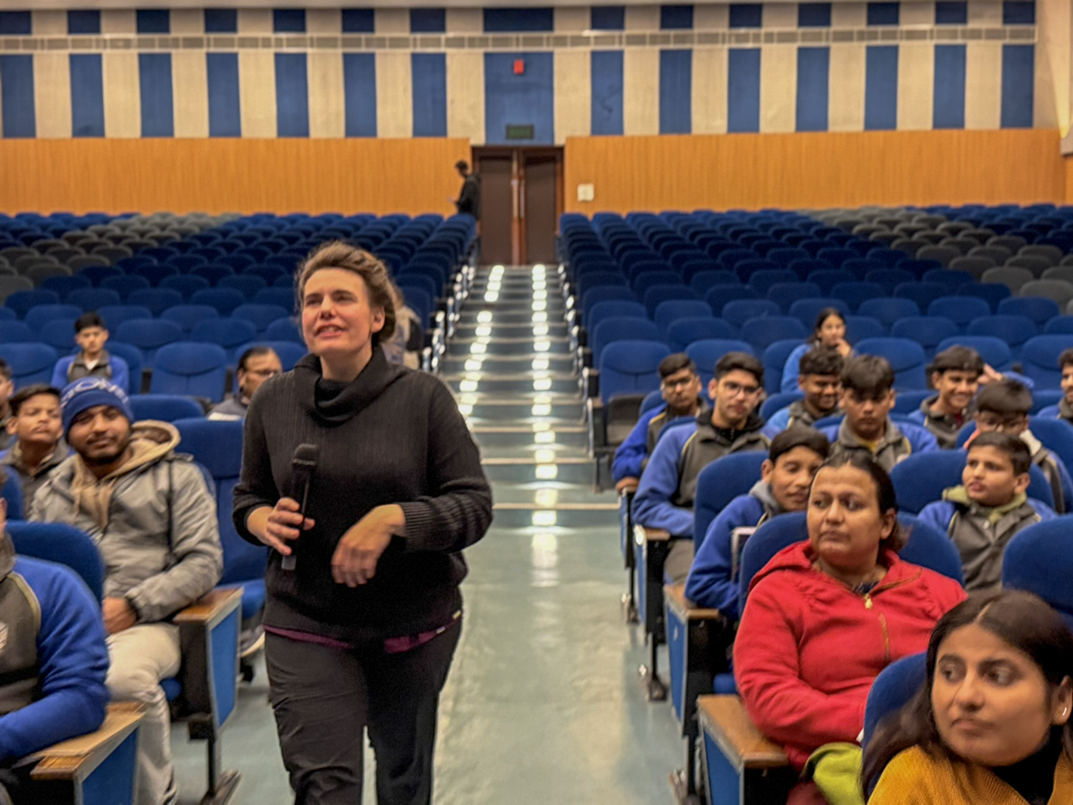 An English trainer speaking with students during a Rosemounts learning session