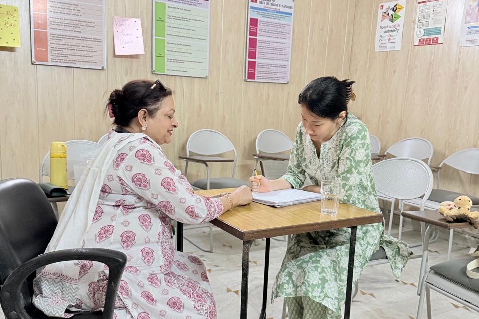 International learner in a one-to-one language lesson with a Rosemounts teacher in Dehradun